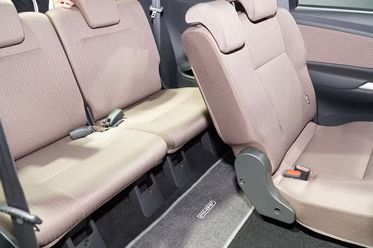 Trang bị không phải điểm mạnh của Avanza mà mẫu xe này tập trung mang đến không gian nội thất thực dụng nhất. Xe nhỏ nhưng được tối ưu cho 3 hàng ghế. Tất cả ghế đều bọc nỉ. Ghế trước chỉnh tay, ghế sau gập. Xe cũng được trang bị hệ thống điều hòa riêng dành cho các hành khách ngồi hàng ghế thứ hai với cửa gió nằm ở trên nóc.