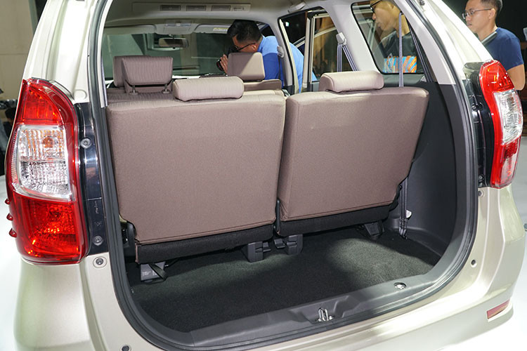 Cũng giống như "đàn anh" Innova hiện tại, cả 2 hàng ghế phía sau Toyota Avanza cũng đều có khả năng gập lưng 50/50 để mở rộng khoang hành lý. Với mọi ghế ngồi đều được mở ra, thể tích khoang hành lý của xe chỉ đạt mức khiêm tốn 128 lít - ít hơn đa số những chiếc hatchback thông thường. Tuy nhiên nếu gập hết các ghế lại, chiếc xe có tổng thể tích khoang hành lý lên tới 1424 lít.