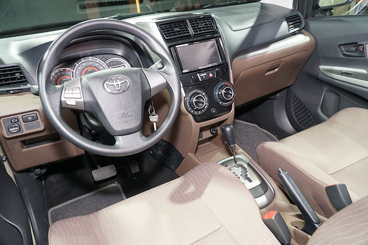 Khối lượng không tải của Toyota Avanza là 1.155 kg và toàn tải 1.700 kg đối với bản AT. Bản MT nhẹ hơn 20-25 kg. Là một mẫu xe giá rẻ, chính vì thế nội thất Avanza được tối giản hết mức, vật liệu nhựa là chủ đạo, vô lăng 3 chấu có nút bấm điều chỉnh âm thanh. Điều hoà chỉnh cơ, chìa khoá cơ và Cần số đặt thấp và không có bệ tì tay trung tâm...