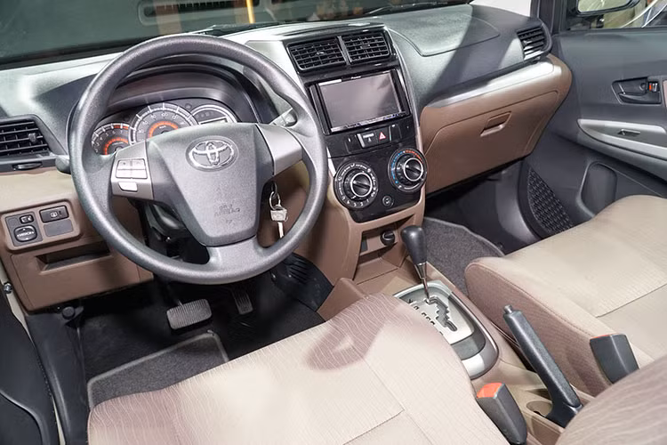 Khối lượng không tải của Toyota Avanza là 1.155 kg và toàn tải 1.700 kg đối với bản AT. Bản MT nhẹ hơn 20-25 kg. Là một mẫu xe giá rẻ, chính vì thế nội thất Avanza được tối giản hết mức, vật liệu nhựa là chủ đạo, vô lăng 3 chấu có nút bấm điều chỉnh âm thanh. Điều hoà chỉnh cơ, chìa khoá cơ và Cần số đặt thấp và không có bệ tì tay trung tâm...