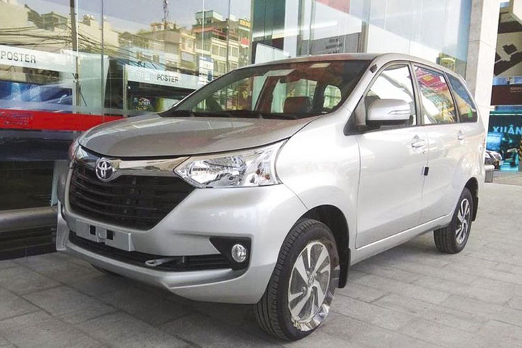 Với mức giá bán ra tại Việt Nam, Toyota Avanza bản số sàn (MT) hiện rẻ hơn "đối thủ" Mitsubishi Xpander 13 triệu đồng và khoảng 27 triệu đồng ở bản số tự động (AT). Tuy nhiên đổi lại, cả phiên bản MT lẫn AT của Xpander đều được trang bị động cơ 1.5L trong khi Avanza chỉ có bản AT được trang bị động cơ 1.5L còn bản MT là động cơ 1.3L.