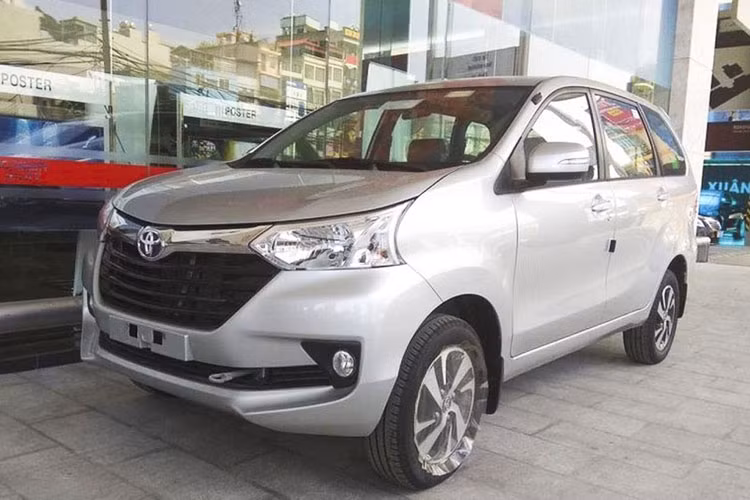 Với mức giá bán ra tại Việt Nam, Toyota Avanza bản số sàn (MT) hiện rẻ hơn "đối thủ" Mitsubishi Xpander 13 triệu đồng và khoảng 27 triệu đồng ở bản số tự động (AT). Tuy nhiên đổi lại, cả phiên bản MT lẫn AT của Xpander đều được trang bị động cơ 1.5L trong khi Avanza chỉ có bản AT được trang bị động cơ 1.5L còn bản MT là động cơ 1.3L.
