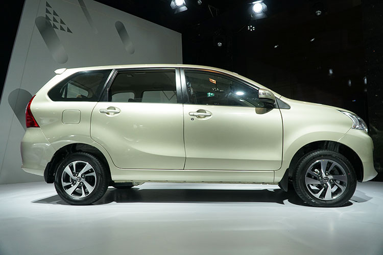 Toyota Avanza 2018 mới về Việt Nam này, nó được định vị là mẫu MPV giá rẻ đứng sau "đàn anh" của mình là Innova - xe có kích thước tổng thể Dài x Rộng x Cao lần lượt đạt 4.190 x 1.660 x 1.695 (mm), chiều dài cơ sở 2.655 (mm). Khoảng sáng gầm 200mm và bán kính vòng quay 4,7m.