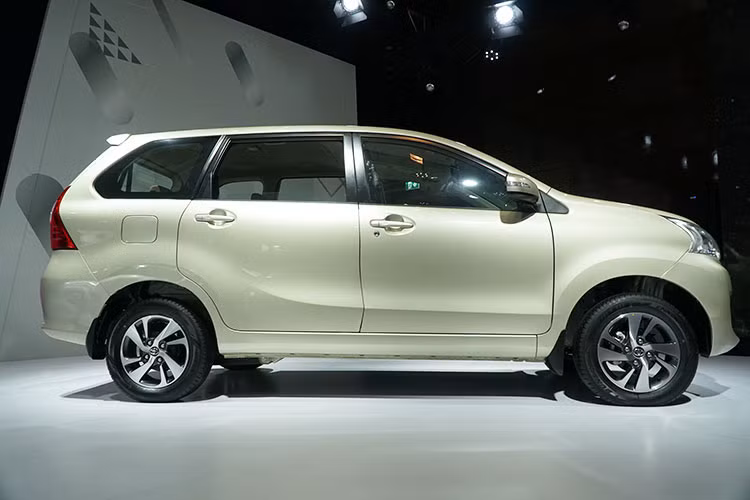 Toyota Avanza 2018 mới về Việt Nam này, nó được định vị là mẫu MPV giá rẻ đứng sau "đàn anh" của mình là Innova - xe có kích thước tổng thể Dài x Rộng x Cao lần lượt đạt 4.190 x 1.660 x 1.695 (mm), chiều dài cơ sở 2.655 (mm). Khoảng sáng gầm 200mm và bán kính vòng quay 4,7m.