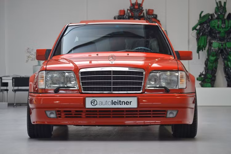 Chính sự hiếm có và những bí ẩn xung quanh mẫu sedan này khiến nó có giá rất đắt. Một chiếc Mercedes E60 AMG 500E đờ 1995 đang được rao bán tại Hà Lan có giá lên đến 149.500 euro, tương đương 168.000 USD (khoảng gần 3,96 tỷ đồng).