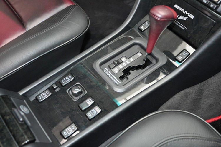 Ghế sau của mẫu sedan hàng hiếm Mercedes E60 AMG 500E sản xuất từ năm 1995 thể thao có sưởi, cửa sổ và gương chiếu hậu chỉnh điện, chức năng sưởi gương. Xe có 2 chế độ lái là Sport và Economy, hộp số tự động 4 cấp.