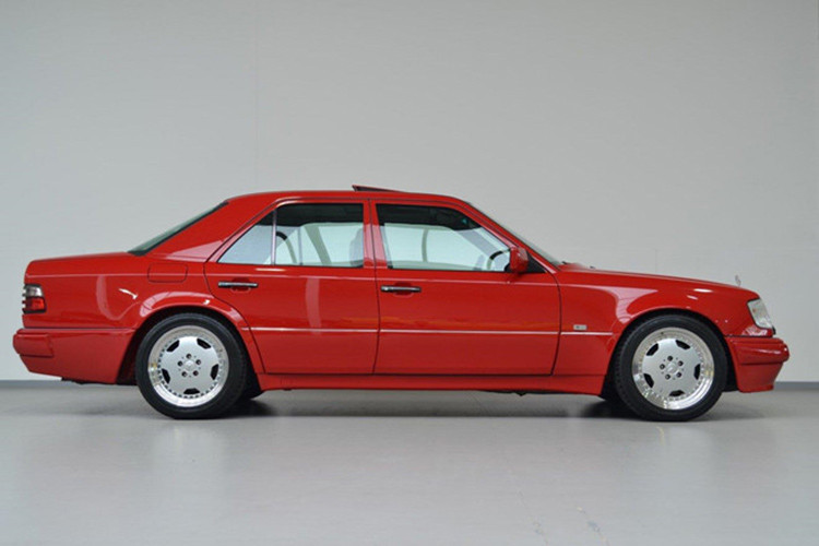 Thực tế, Mercedes E60 AMG được chế tạo bởi Porsche, là "Chén Thánh" của thế hệ W124. Số lượng sản xuất của mẫu xe AMG này vẫn còn là bí ẩn, nhưng nhiều nguồn tin cho rằng có từ 100-150 chiếc đã được chế tạo trên toàn thế giới.