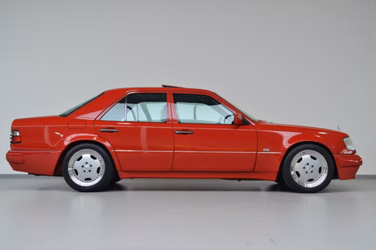 Thực tế, Mercedes E60 AMG được chế tạo bởi Porsche, là "Chén Thánh" của thế hệ W124. Số lượng sản xuất của mẫu xe AMG này vẫn còn là bí ẩn, nhưng nhiều nguồn tin cho rằng có từ 100-150 chiếc đã được chế tạo trên toàn thế giới.