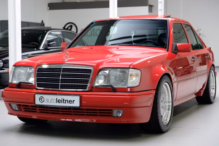 E60 AMG có khả năng chạy nước rút từ 0-100 km/h trong 5,4 giây và có thể đạt tốc độ giới hạn điện tử tối đa là 250 km/h. Chiếc Mercedes E60 AMG 500E màu đỏ được rao bán có odo 71.014 km.