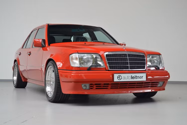 Mẫu xe sedan Mercedes-Benz 500E được đánh giá mang tính biểu tượng của dòng W124. Phiên bản hiệu suất do AMG chế tạo độc lập thậm chí còn cao cấp hơn với việc trang bị động cơ V8. Chiếc xe có tên gọi E60 AMG là mẫu xe cuối vòng đời của dòng sedan hạng sang tầm trung.