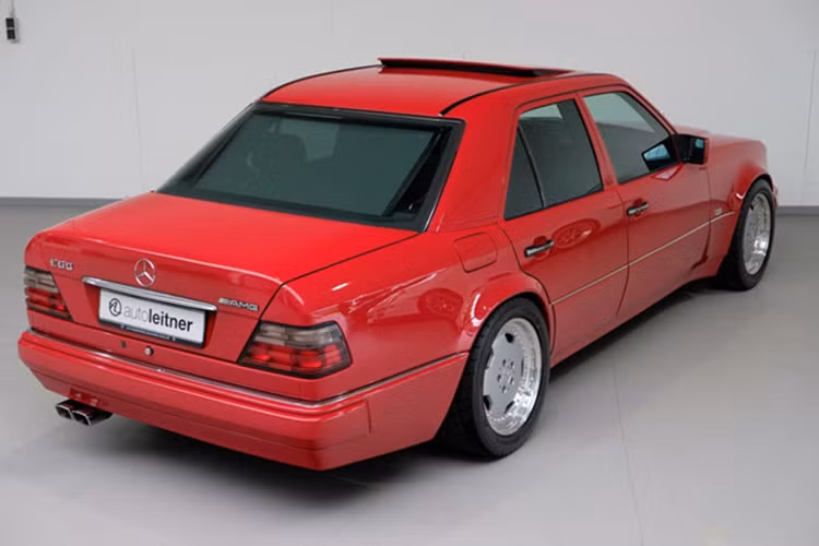 Ngoại thất của xe màu đỏ nổi bật, nội thất cũng bọc da màu đỏ/đen và nhiều chi tiết trang trí làm bằng gỗ phong. Thật khó để tin rằng chiếc Mercedes-Benz W124 24 tuổi lại có giá cao như vậy, tất nhiên nó không phải là chiếc W124 thông thường. 