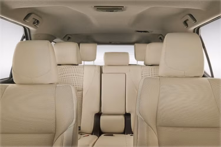 Fortuner Diamond mới được trang bị thêm ghế phụ điều chỉnh điện 8 hướng. Trước đây dòng xe này cũng có ghế chỉnh điện, tuy nhiên chỉ có ghế lái mới có thể điều chỉnh được. Hàng ghế sau của xe có cửa gió điều hòa độc lập, có thể gập lưng 60/40 và chỉnh tay.