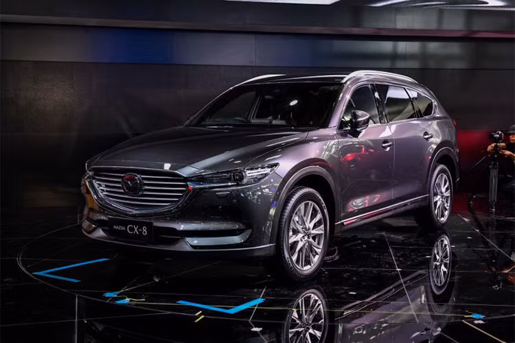 Hiện giá xe Mazda CX-8 mới tại triển lãm ôtô Bắc Kinh chưa được thông báo cụ thể. Trong khi đó, tại thị trường Nhật Bản, Mazda CX-8 có giá 3,2 - 4,2 triệu Yên (tương đương 668 - 877 triệu đồng). Sau Trung Quốc, xe sẽ có mặt tại thị trường Đông Nam Á vào quý III/2018.
