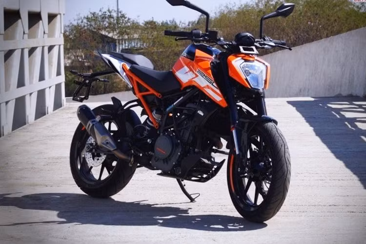 KTM Ấn Độ vừa chính thức ra tung ra mẫu naked-bike KTM Duke 250 2019 mới với thiết kế tương tự như đàn anh Duke 390. Không chỉ sở hữu ngôn ngữ thiết kế mới, mẫu KTM Duke 250 còn được trang bị hệ thống phanh chống bó cứng ABS kênh đôi.