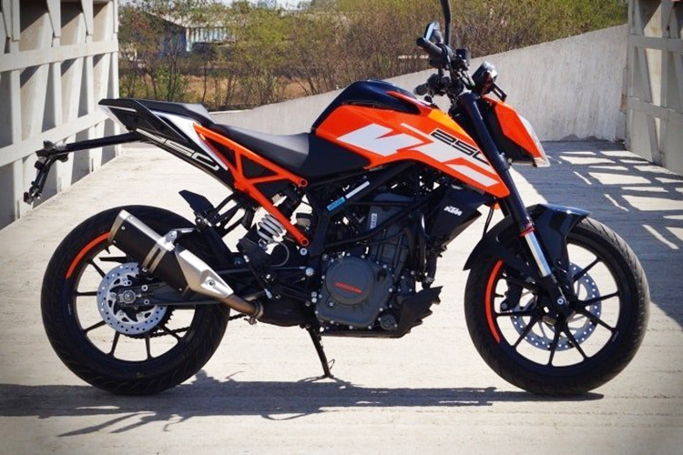 KTM Duke 250 ABS 2019 là phiên bản nâng cấp ngoại hình và trang bị so với phiên bản Duke 250 cũ. Tương tự như KTM Duke 390, KTM Duke 250 cũng mang trình mình ngoại hình hoàn toàn mới được phát triển từ ngôn ngữ thiết kế của anh cả KTM 1290 Super Duke R.