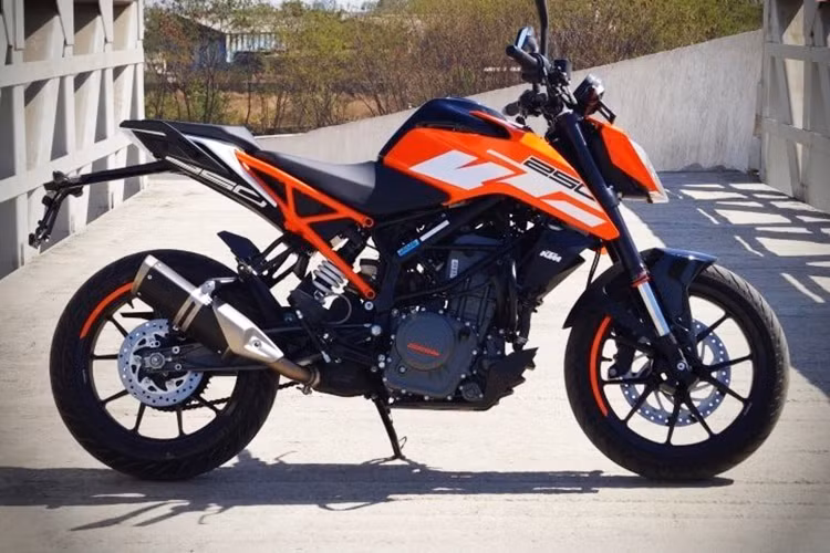 KTM Duke 250 ABS 2019 là phiên bản nâng cấp ngoại hình và trang bị so với phiên bản Duke 250 cũ. Tương tự như KTM Duke 390, KTM Duke 250 cũng mang trình mình ngoại hình hoàn toàn mới được phát triển từ ngôn ngữ thiết kế của anh cả KTM 1290 Super Duke R.