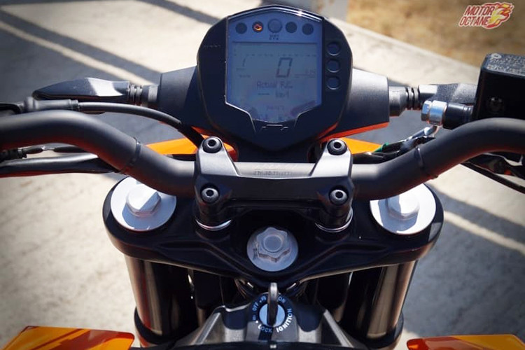 Duke 250 ABS 2019 cũng được nâng cấp nhẹ như bảng đồng hồ kỹ thuật số, bình xăng với hai tông màu, càng sau làm bằng nhôm, khung thép lưới mắt cáo với khung phụ phía sao có thể tháo rời và yên xe chia hai tầng.