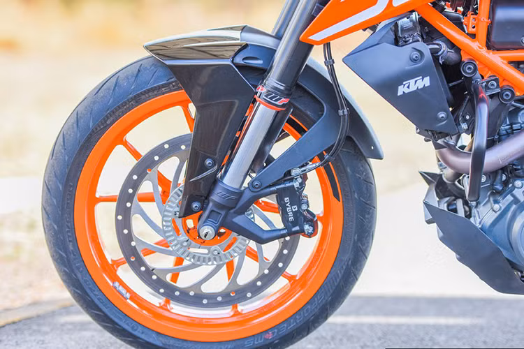 Nhìn chung, đó là tất cả những thay đổi của Duke 250 ABS 2019 so với phiên bản cũ. Chỉ có hệ thống treo và động cưo xả là không có gì thay đổi. Cụ thể, hệ thống treo của xe vẫn được hãng xe máy KTM trang bị phuộc hành trình ngược ở trước và giảm xóc lò xo trụ đơn ở phía sau mang thương hiệu WP.