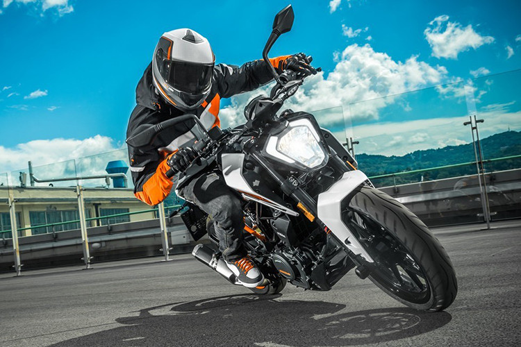 Về giá xe KTM Duke 250 ABS 2019 tại tị trường Ấn Độ được niêm yết là 194.000 Rupee (tương đương 63,5 triệu đồng), cao hơn bản không có ABS oử mức khoảng 14.000 Rupee (tương đương 4,5 triệu đồng).