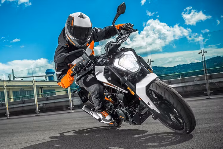 Về giá xe KTM Duke 250 ABS 2019 tại tị trường Ấn Độ được niêm yết là 194.000 Rupee (tương đương 63,5 triệu đồng), cao hơn bản không có ABS oử mức khoảng 14.000 Rupee (tương đương 4,5 triệu đồng).