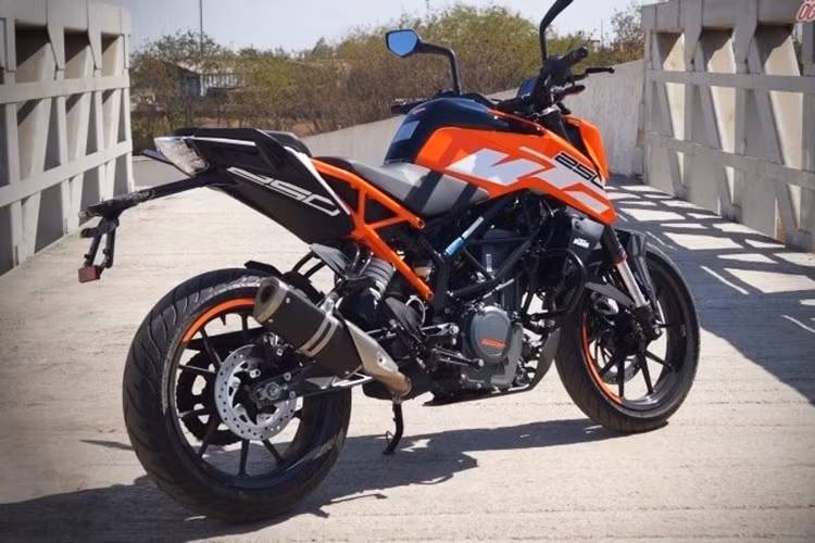 Nhờ có thiết kế đèn mới như vậy mà ngoại hình của Duke 250 ABS 2019 cũng tạo nên nét riêng biệt, trong khi đèn pha của Duke 390 có thiết kế phân đôi tương tự như Super Duke, bao bên ngoài là đèn định vị LED giúp tăng tính thẩm mỹ.