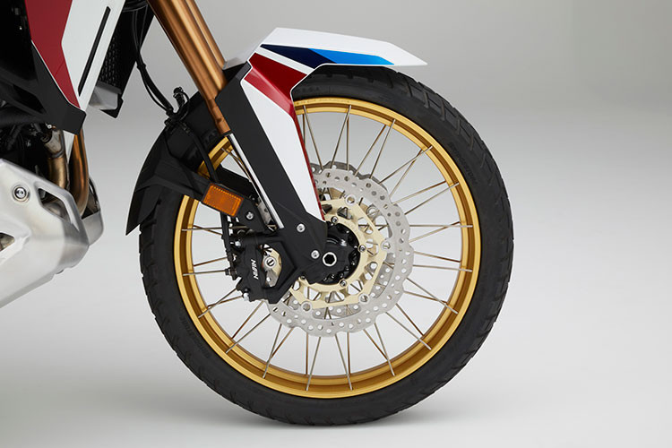 Đèn báo trước sau của xe được tích hợp chức năng báo dừng khẩn cấp. Khi phanh đột ngột, đèn báo nguy hiểm phát tín hiệu nhấp nháy để cảnh báo những phương tiện khác dừng lại. Hệ thống còn có chức năng tự động hủy bằng việc so sánh sự khác nhau giữa tốc độ bánh trước và bánh sau, tính toán thời điểm để hủy lệnh báo đèn trong các tình huống xảy ra.