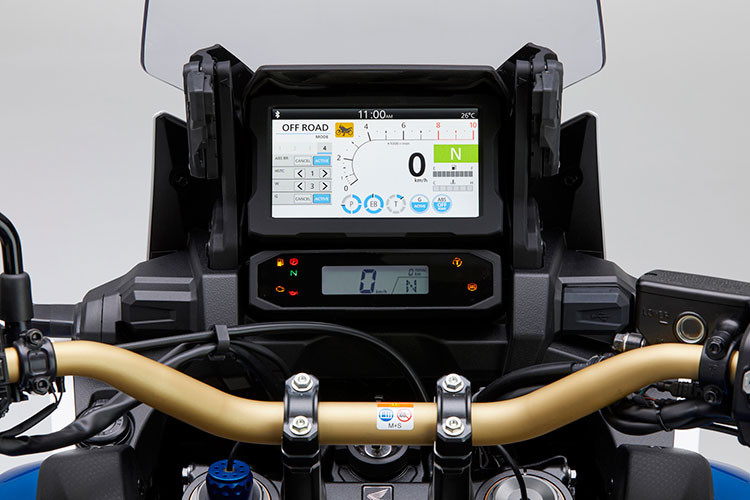 Một trong những điểm nhấn nổi bật trên phiên bản 2021 là bảng điều khiển hiển thị đa chức năng (MID) loại màn hình cảm ứng TFT 6,5 inch hoàn toàn tùy biến theo ý của người lái. Bảng điều khiển MID cũng có thể được tùy chỉnh theo ý muốn để hiện thị các mức độ thông tin liên quan để chế độ lái mà người sử dụng lựa chọn. Việc phiêu lưu trên mẫu xe trở nên thoải mái và dễ dàng hơn bao giờ hết với sự nâng cấp này.