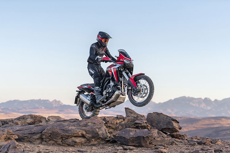 Ngoài ra mẫu xe này còn được trang bị chế độ USER cho phép người lái tùy chỉnh độ nén nhả và tải trước lò xo với 24 cấp chỉnh tải trước phuộc sau. Bên cạnh đó phiên bản Adventure Sport còn được trang bị thêm những phụ kiện chuyên biệt mang lại cho người lái những trải nghiệm thoải mái và an toàn nhất như: sưởi tay lái, đèn trợ sáng và lốp không săm.