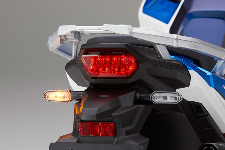 Đuôi xe được vuốt cao về phía sau lấy cảm hứng từ CRF450 Rally với phần khung phụ được lộ ra tạo cảm giác thon gọn nhưng vẫn mạnh mẽ, thể thao. Bình xăng được tối ưu hóa với dung tích 18,8 lít trên phiên bản tiêu chuẩn và 24,8 lít trên phiên bản Adventure Sport.