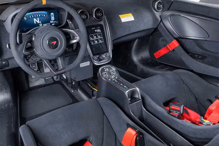 Ngoài những khác biệt nêu trên, MSO X còn sở hữu bộ khuếch tán gió mới, hệ thống ống xả thể thao Titanium MSO TSSE, cùng với đó là bộ lốp hiệu suất cao P-ZERO TM CORSA của Pirelli. Vật liệu sợi các-bon cao cấp được sử dụng một cách triệt để, từ mui xe, nắp khoang động cơ, các tấm ốp sườn cho tới bộ cản va ở phía sau.