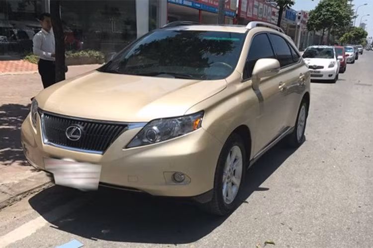 Ra mắt vào thời điểm năm 2010, chiếc xe sang Lexus RX350 tại thị trường Việt Nam có giá khoảng 3 tỷ đồng. Tuy nhiên sau khoảng 7 năm sử dụng, những chiếc RX350 đời này vẫn được rao bán lại với giá hơn 1,5 tỷ đồng. Nhiều xe đi ít thậm chí vẫn còn có giá ở mức 1,8 đến 2 tỷ đồng.