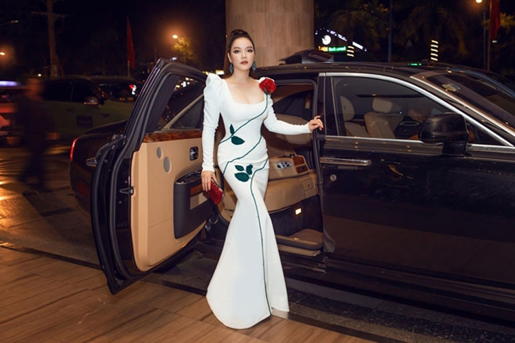 Với biệt danh "kiều nữ", Lỹ Nhã Kỳ không chỉ sở hữu biệt thự dát vàng, du thuyền, thương hiệu triệu đô,... mà cô còn sở hữu cả những chiếc siêu xe bạc tỷ. Đặc biệt, trong dàn "xế hộp" của mình, cô thường xuyên sử dụng siêu xe sang Rolls-Royce Ghost trị giá lên đến 40 tỷ đồng để làm phương tiện đi lại hàng ngày. (Ảnh: Linh Phạm)