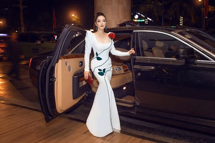 Với biệt danh "kiều nữ", Lỹ Nhã Kỳ không chỉ sở hữu biệt thự dát vàng, du thuyền, thương hiệu triệu đô,... mà cô còn sở hữu cả những chiếc siêu xe bạc tỷ. Đặc biệt, trong dàn "xế hộp" của mình, cô thường xuyên sử dụng siêu xe sang Rolls-Royce Ghost trị giá lên đến 40 tỷ đồng để làm phương tiện đi lại hàng ngày. (Ảnh: Linh Phạm)
