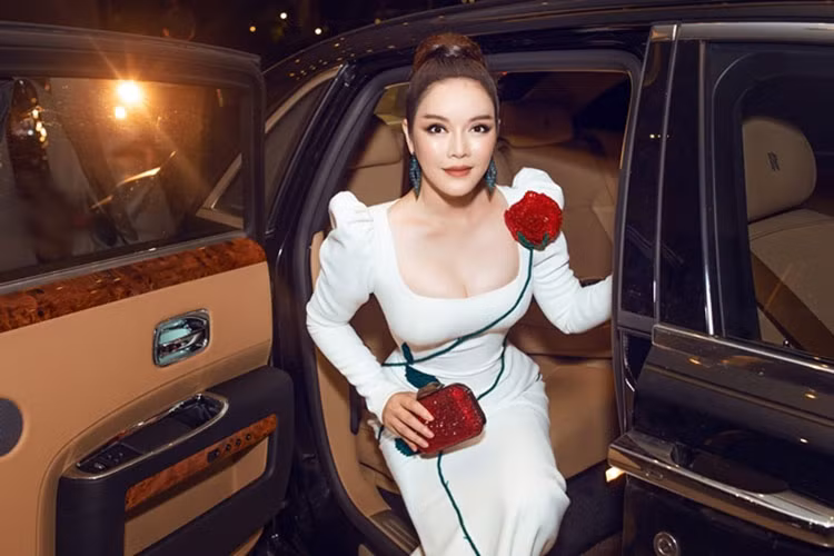 Được biết, Lý Nhã Kỳ hiện đang giữ chức Phó chủ tịch Hội mỹ nghệ, kim hoàn, đá quý Việt Nam. Ngoài ra, cô còn là diễn viên, nhà sản xuất phim, đại sứ... Bên cạnh đó, cô nàng "kiều nữ này" cũng thường xuyên xuất hiện cùng chiếc siêu xe sang Roll-Royce Ghost tại các sự kiện lớn diễn ra tại khu vực phía Nam (Ảnh: Linh Phạm).