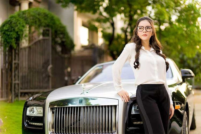 Xe siêu sang Rolls-Royce của Lý Nhã Kỳ có kích thước chiều dài x rộng x cao lần lượt là: 5.570 x 1.948 x 1.550 (mm). Trọng lượng không tải của xe đạt 2.570 kg. Cốp sau tích hợp chỉnh điện với không gian thể tích lớn giúp xe có thể chở được nhiều hành lý.
