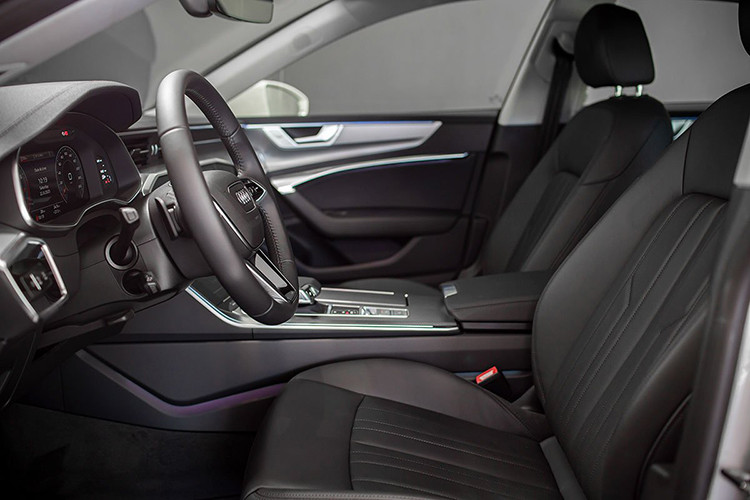 Ghế ngồi người lái được trang bị chức năng ghi nhớ vị trí lên tới 7 người khác nhau và có thể lưu giữ các cài đặt ưa thích cho từng người ngồi. Hệ thống âm thanh cao cấp Bang &amp; Olufsen công suất 705 watt gồm 16 loa được trang bị tiêu chuẩn. Tại Đức, hơn 16,000 độc giả của tạp chí máy tính “auto motor und sport” và “Chip” đã cùng bình chọn trên 11 tiêu chí và vinh danh “Giải thưởng kết nối 2017” cho hệ thống âm thanh 3D cao cấp Bang &amp; Olufsen 3D và sự thích ứng của âm thanh với tạp âm xung quanh trên mẫu xe Audi A7.