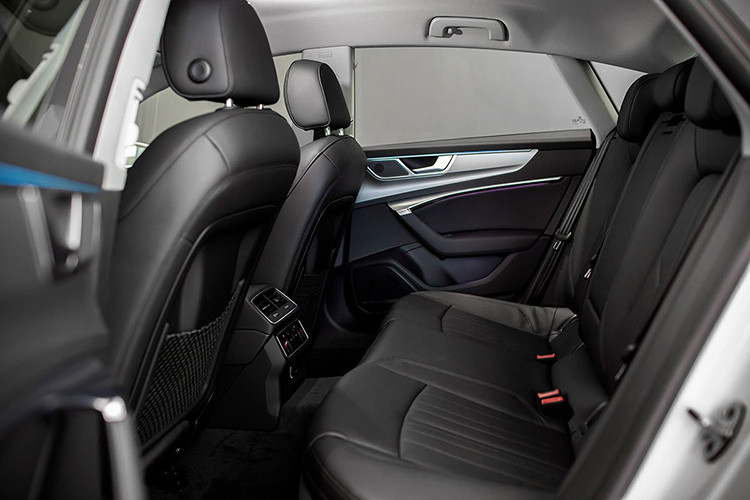 Về an toàn, Audi A7 Sportback mới được bổ sung hệ thống khung hỗ trợ điện tử (ECP) mới – bộ điều khiển trung tâm cho hệ thống khung gầm – và hệ thống treo được nâng cấp khiến chiếc xe được linh hoạt và thoải mái hơn. Cảnh báo áp suất lốp, cảnh báo chuyển làn và hệ thống phanh mạnh mẽ tăng cường tính năng lái an toàn. Điều độc đáo trên thị trường đó là chức năng cảnh báo được tích hợp trong cảnh báo cân bằng điện tử ESC cho người lái nếu bánh xe không được siết chặt.