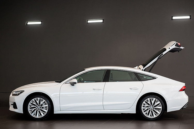 Audi A7 Sportback 55 TFSI quattro mới sử dụng động cơ xăng V6 3.0 TFSI. Động cơ V6 tăng áp công suất 250 kW và mô-men xoắn 500 Nm, đẩy chiếc A7 Sportback tăng tốc từ 0 tới 100 km/h chỉ trong 5,3 giây và đạt tốc độ tối đa 250 km/h. Kết hợp với hộp số S tronic, hệ dẫn động bốn bánh toàn thời gian quattro ultra sẽ kích hoạt dẫn động cầu sau khi cần thiết. Trong khoảng tốc độ từ 55-160 km/h, chiếc coupe 4 cửa có thể ngắt động cơ và sau đó nhanh chóng khởi động lại thông qua bộ BAS.