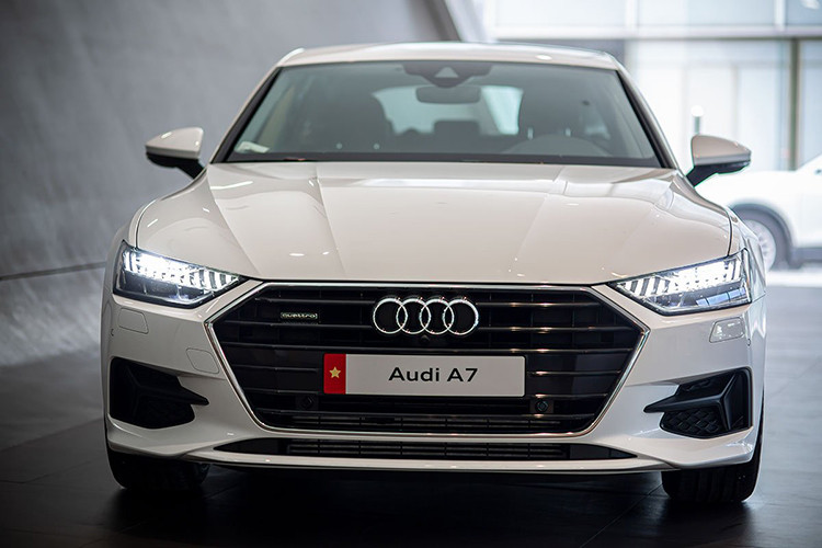 Sự hiện đại của Audi A7 Sportback mới thể hiện ở phần ngoại thất với đường nét thiết kế thể thao, sang trọng. Đầu xe của chiếc coupe là phần lưới tản nhiệt đa giác quen thuộc với những thanh ngang mạ crom sắc sảo. Đáng chú ý, Audi A7 mới còn tạo sự khác biệt với điểm nhấn là mười hai dải sáng ngang riêng biệt cùng đèn pha LED matrix, một thiết kế đèn làm nên tên tuổi của Audi. 