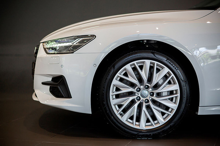 Thân xe được chế tạo từ hợp kim siêu nhẹ. Ở phiên bản mới, xe còn nổi bật với bộ la-zăng tạo hình ấn tượng dạng hợp kim đa chấu với kích thước 19 inch, gương chiếu hậu đồng màu thân xe và được tích hợp dải đèn xi-nhan LED.