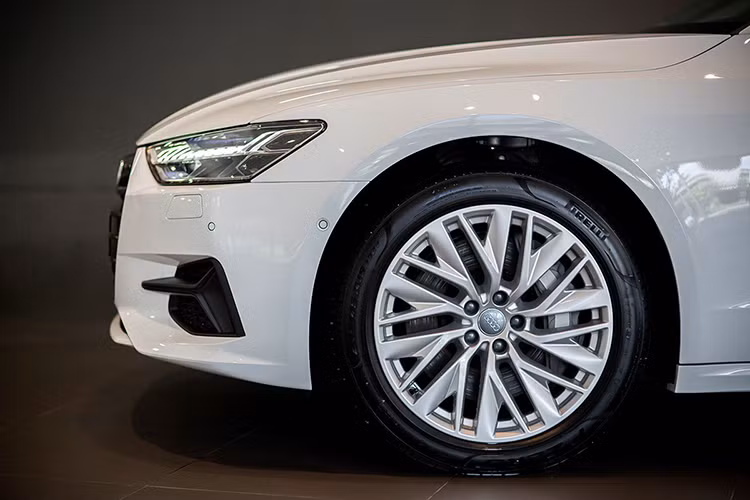 Thân xe được chế tạo từ hợp kim siêu nhẹ. Ở phiên bản mới, xe còn nổi bật với bộ la-zăng tạo hình ấn tượng dạng hợp kim đa chấu với kích thước 19 inch, gương chiếu hậu đồng màu thân xe và được tích hợp dải đèn xi-nhan LED.