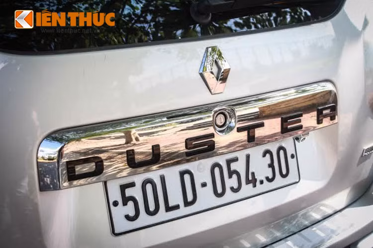 Duster sở hữu kích thước 4.315mm dài, 2.000mm rộng, 1.695mm cao, cùng chiều dài cơ sở 2.673mm - khá ấn tượng cho một mẫu SUV cỡ nhỏ. Xe gây ấn tượng với thiết kế gai góc, hầm hố, cản trước và tấm khuếch tán sau được thiết kế bằng màu xám titan.