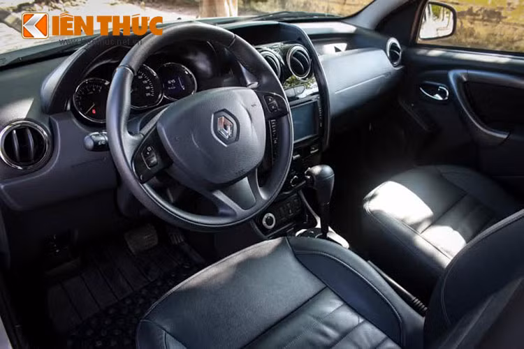 Ngoài ra, khu vực bảng táp-lô sắp đặt chưa thực sự hợp lý khi cần số khá dài, che lấp khu vực điều khiển nhiệt độ hay cách để vị trí các số (P, R, N, D) dễ gây hiểu lầm khi chuyển số. Chỉnh hàng ghế trước khá lạ khi nằm sat với cần số do được bố trí nút sưới mùa đông ngược.