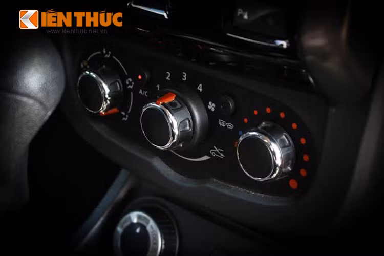 Về tổng thể nội thất, không nói đến vấn đề thiết kế - Duster sở hữu nhiều tính năng được trang bị chiều chuộng người dùng cho một chiếc xe tầm giá với; gương gập điện, màn hình LCD mầu đa tính năng đa dạng như; camera lùi, kết nối bluetooth thoại rảnh tay, media, bản đồ định vị...