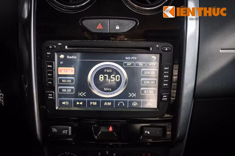 Mặc dù không thực sự sang trọng, nhưng Duster vẫn có khá nhiều tiện nghi như nút chỉnh âm thanh trên vô-lăng, hệ thống giữ ga tự động, chế độ Eco Mode giúp tối ưu hoá việc tiêu hao nhiên liệu, hệ thống điều hoà tự động một vùng...