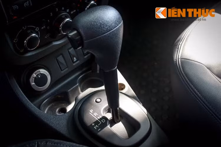 Ấn tượng trên Duster chính là hệ thống dẫn động 4 bánh toàn phần với 3 chế độ hỗ trợ. Tại chế độ 2WD, xe chỉ dẫn động 2 bánh trước nhằm tiết kiệm nhiên liệu. Gạt qua chế độ Auto, mô-men xoắn sẽ tự động phân bố lực đến các bánh trước hoặc sau, chế độ Lock, lực kéo được phân bổ đồng đều giữa các bánh trước và sau, cho phép chạy tốc độ cao tại những cung đường khó.