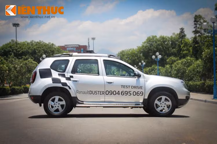 Ngay từ cái nhìn đầu tiên, Renault Duster không tạo nên mấy thiện cảm cho người sử dụng trẻ - khi nó mang trên mình phong cách thiết kế già dặn, ít chau chuốt và có phần "cục mịch" hơn so với những anh chàng Nhật, Hàn hay Đức...