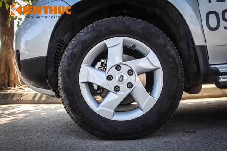 Được trang bị la-zăng đúc hợp kim nhôm 16 inch cùng giá nóc cố định trên trần xe, Duster mang đậm chất của dòng xe off-road đầy cá tính và mạnh mẽ - dễ dàng vượt qua mọi địa hình xấu và bề mặt trơn trượt.