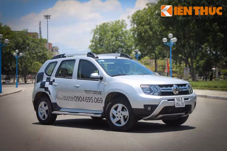  Với giá bán 790 triệu đồng tại thị trường Việt cùng những trang bị khá ổn, Renault Duster là một chiếc SUV dành cho những người không quan tâm nhiều đến diện mạo mà ưu tiên đến khả năng vận hành của động cơ 2.0 khoẻ mạnh, dẫn động 4 bánh, khung gầm chắc chắn, cách âm tốt,...
