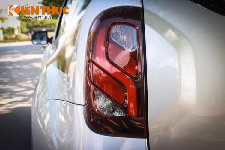 Thiết kế phần đèn hậu đơn giản dangj chữ S đối xứng - phần đuôi xe khá vuông vắn và chắc chắn giống với Toyota Prado, Mitsubishi Pajero và chủ yếu hướng đến những khách hàng nam giới tìm kiếm một mẫu xe mang phong cách "Nồi đồng cối đá".